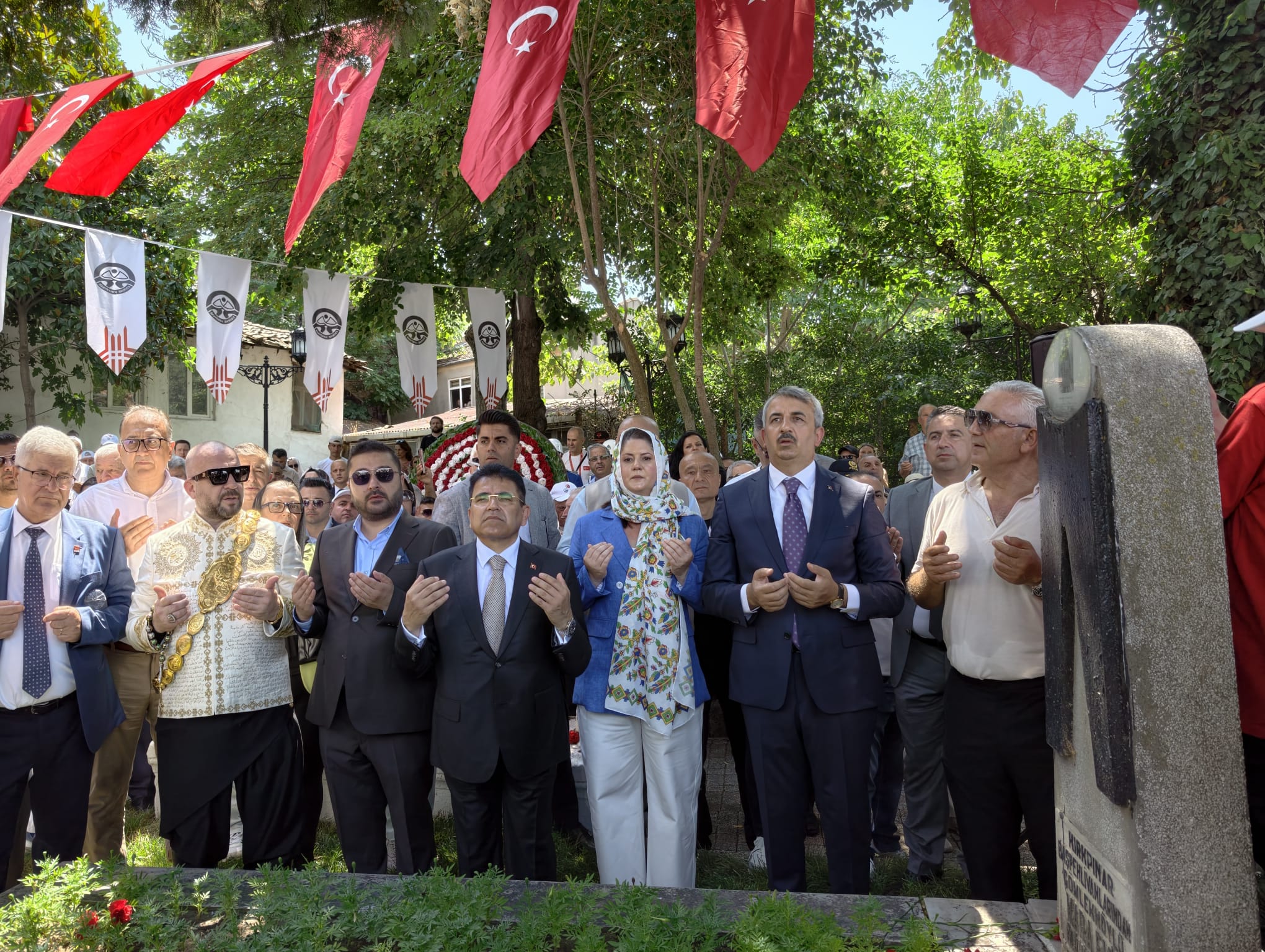 Edirne'de 665’inci Tarihi Kırkpınar Yağlı Güreşleri pehlivanların er meydanına çıkmasıyla başlarken, tarihi Selimiye Meydanı'nda gerçekleştirilen geleneksel 'ağa karşılama' töreninde birlik, beraberlik ve ata sporuna destek mesajları vurgulandı.